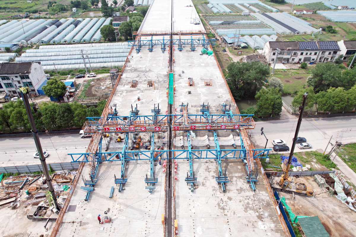 江陰靖江長江隧道南接線工程跨紫金路主橋連續(xù)梁順利合龍